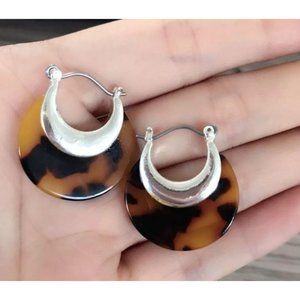 Adorable fashion earrings for women.